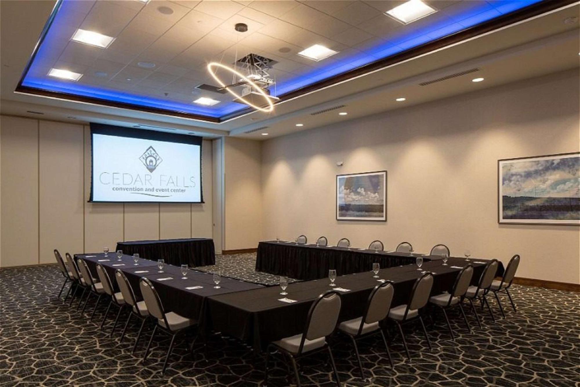 Hilton Garden Inn Cedar Falls Conference Center Bagian luar foto