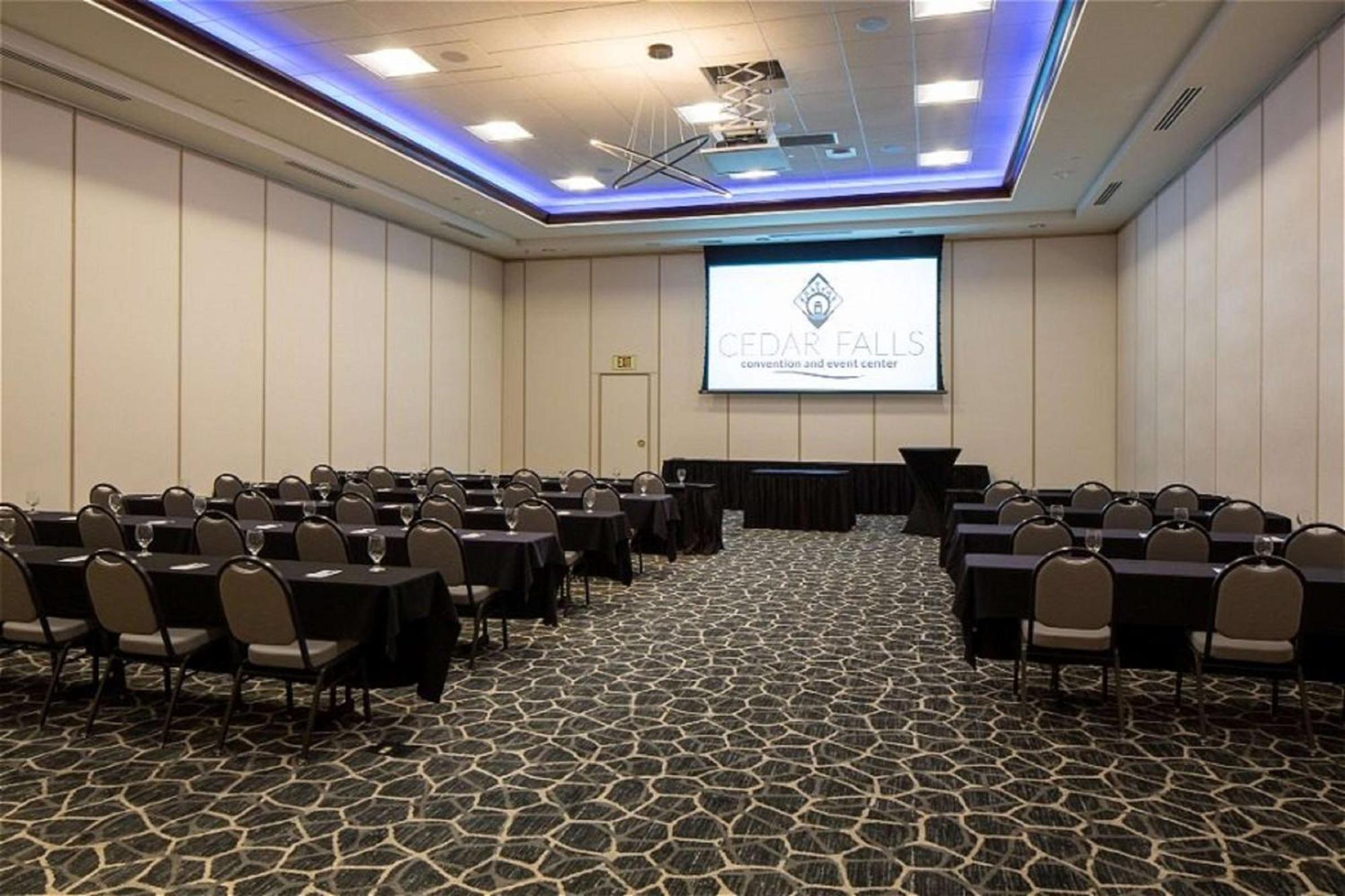 Hilton Garden Inn Cedar Falls Conference Center Bagian luar foto